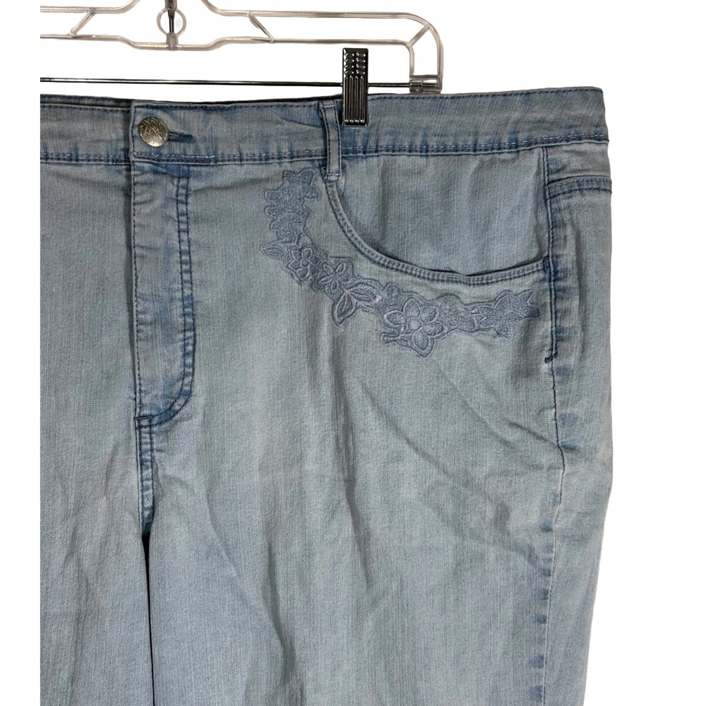 Gloria Vanderbilt Womens 24W Light Wash Floral Embroidered Capri Jeans Blue - Picture 2 of 9